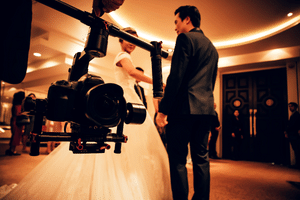 Videografen filmen den Hochzeitstanz