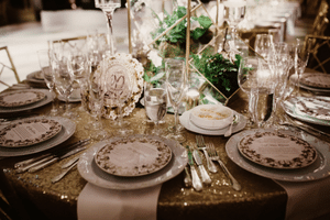Hochzeitsdekoration für Tische mit Gedeck vom besten Hochzeitsdiensleister