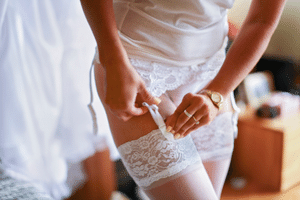 Braut zieht sich ihre Unterwäsche zur Hochzeit an
